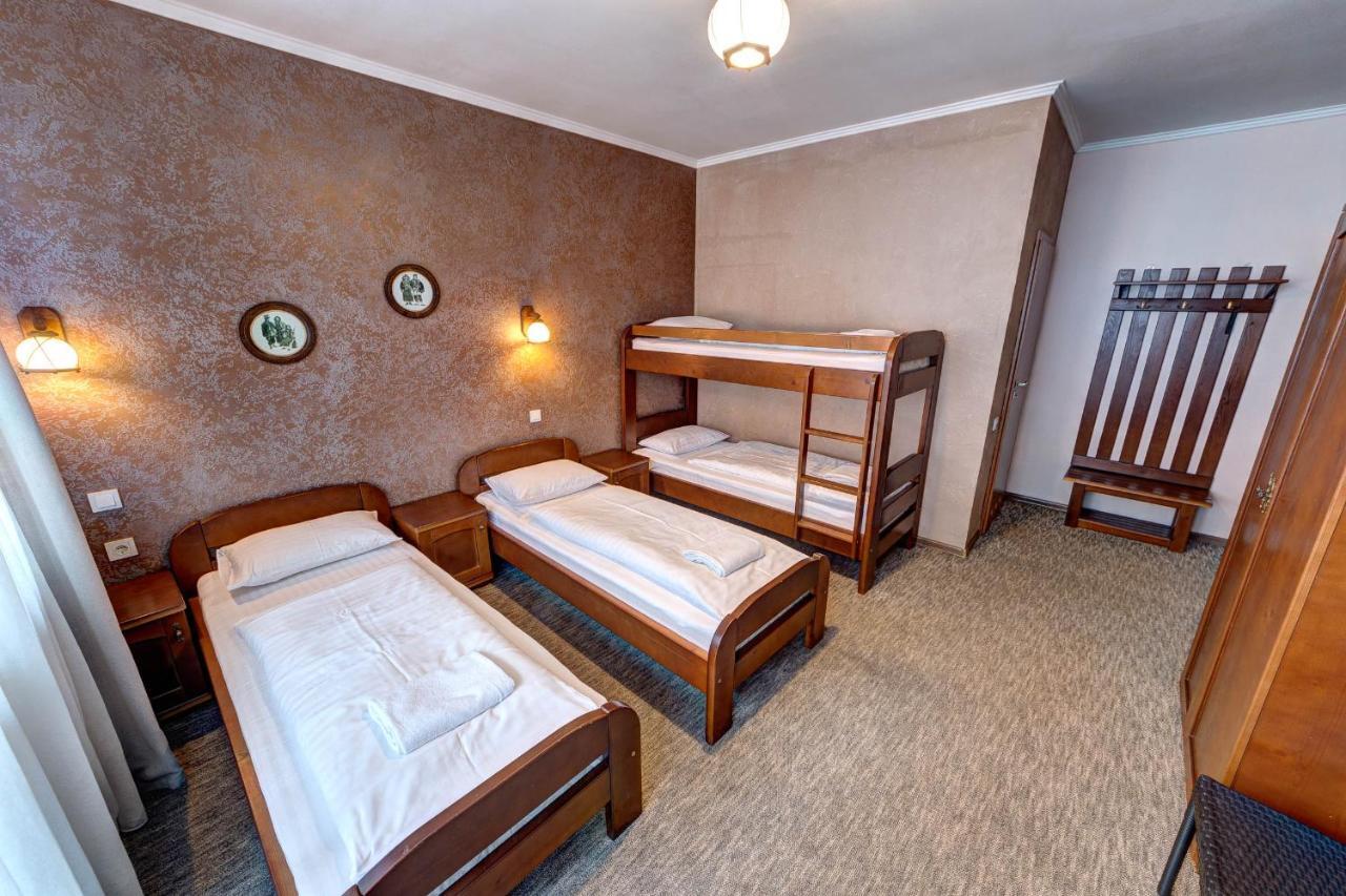 Hotel Gutsulia バコヴェル エクステリア 写真